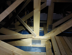 Zateplení stropu dřevostavby rodinného domu pomocí foukané izolace